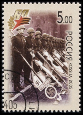 Россия. 2005. 24 июня 1945 г. Солдаты у кремлевской стены (Почтовая марка. CTO Гашеная)