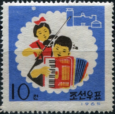 КНДР. 1965. Внеклассное обучение детей (Почтовая марка. MNH OG)