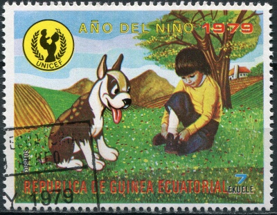Экваториальная Гвинея. 1979. Малыш и собака (Почтовая марка. CTO Гашеная)