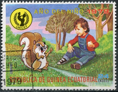 Экваториальная Гвинея. 1979. Ребенок с белкой (Почтовая марка. CTO Гашеная)