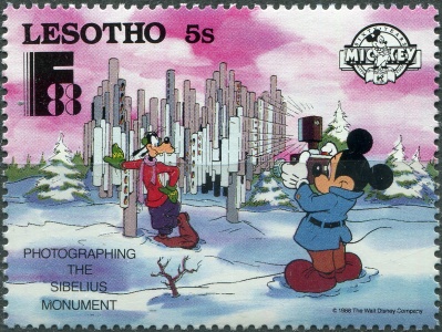 Лесото. 1988. Фотографирование памятника Сибелиусу - Гуфи, Микки (Почтовая марка. MNH OG)