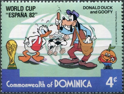 Доминика. 1982. Диснеевские персонажи в футбольных сценах - Гуфи и Дональд Дак (Почтовая марка. MNH 