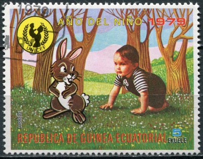 Экваториальная Гвинея. 1979. Малыш и заяц (Почтовая марка. CTO Гашеная)