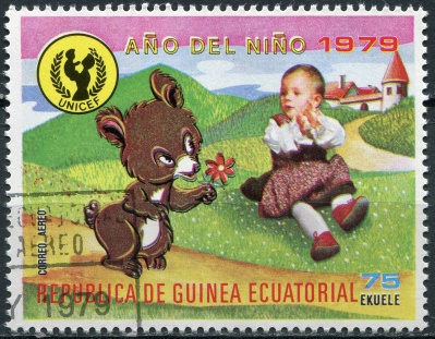 Экваториальная Гвинея. 1979. Ребенок с медведем (Почтовая марка. CTO Гашеная)