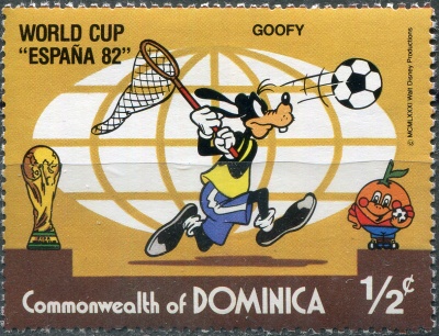 Доминика. 1982. Диснеевские персонажи в футбольных сценах - Гуфи (Почтовая марка. MNH OG)